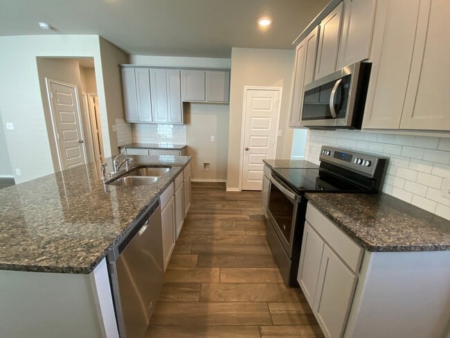 Building Photo - Fabulous 4/2 single story conveniently loc...