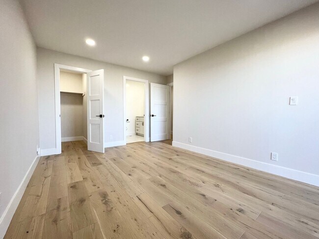 Building Photo - Beautifully Remodeled Condo with OCEAN VIE...