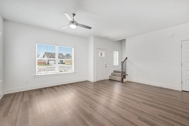 Building Photo - 2 Bedroom with Bonus Office!