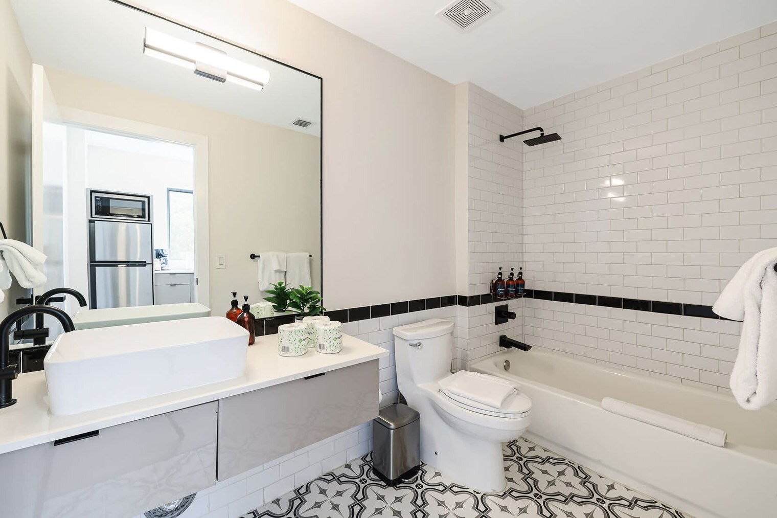 Building Photo - 3031 NE 4th Ave