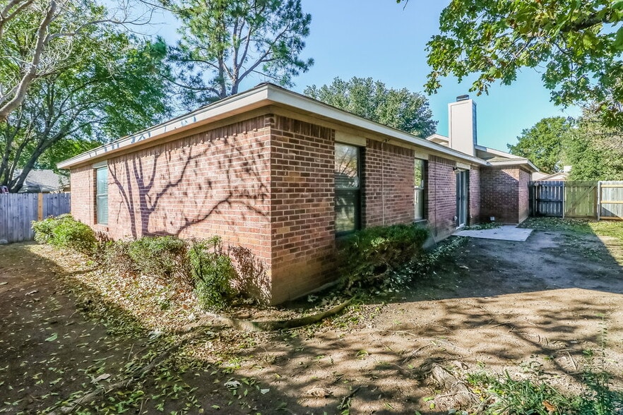 Building Photo - 2808 Barnes Dr