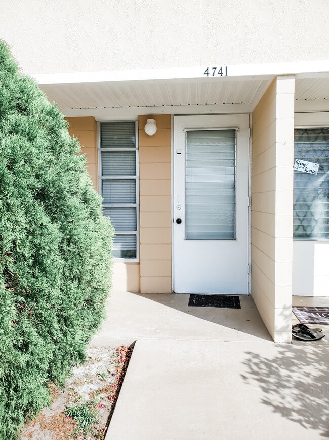 Building Photo - 4741 Club Cir