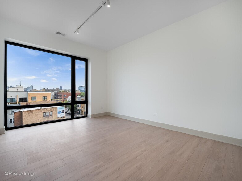 Building Photo - 3202 N Racine Ave