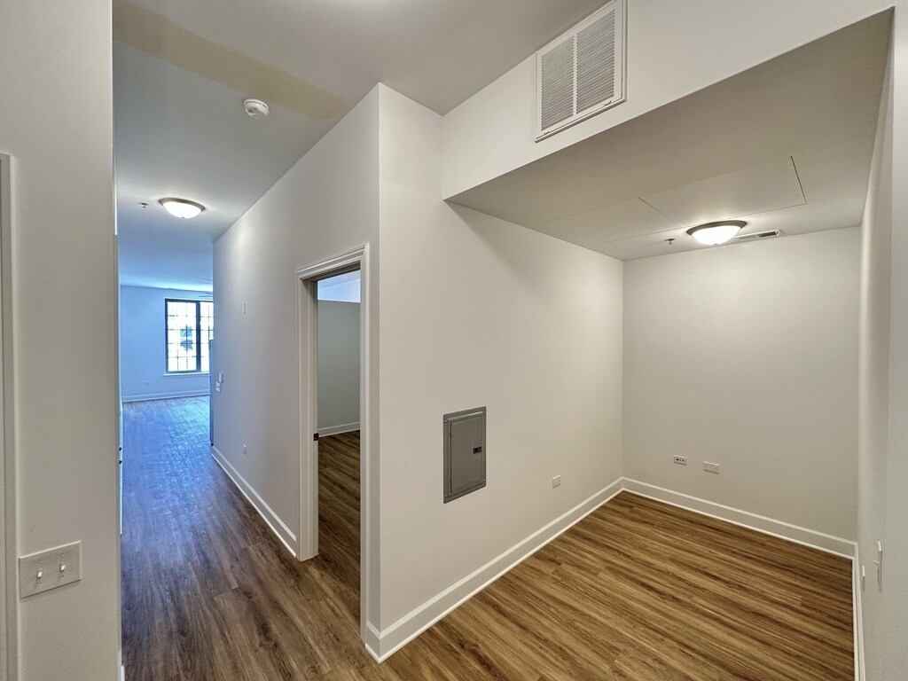 Building Photo - 3160 N Broadway