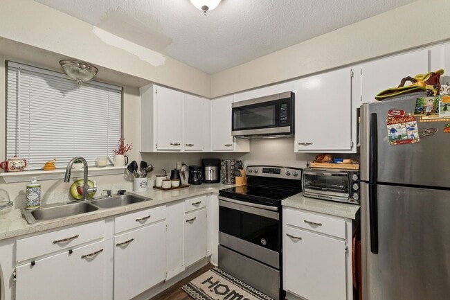 Building Photo - 8300 Oakhaven Rd