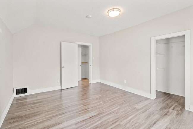 Building Photo - 2522 Iowa St