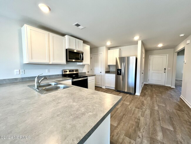 Building Photo - 8219 E Highcroft Dr NE