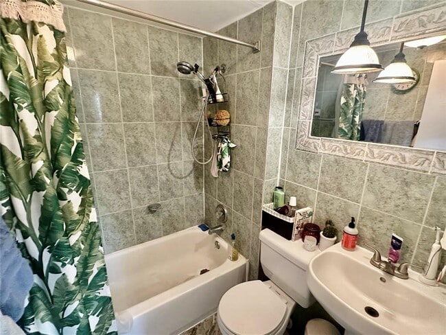 Building Photo - 310 21st Ave S