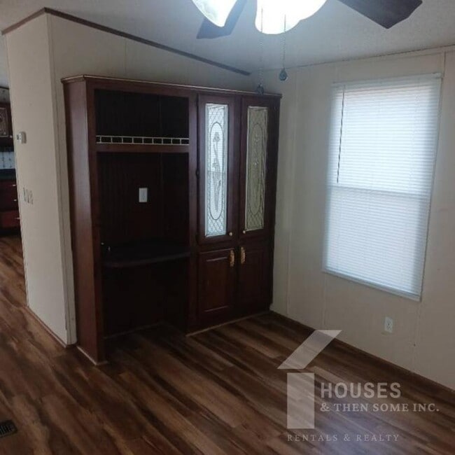 Building Photo - 108 Smiley Dr