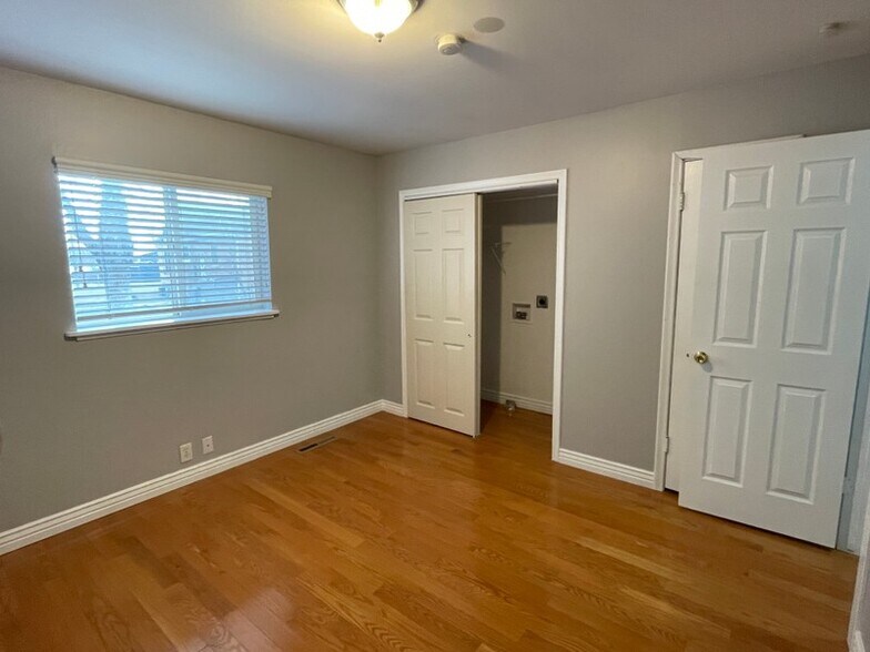 Building Photo - 974 E 50 N