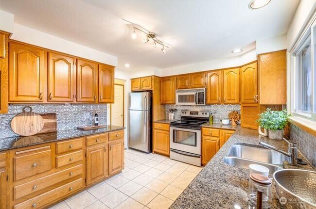 Building Photo - Beautiful Burien Home, Top Floor of Home for Rent