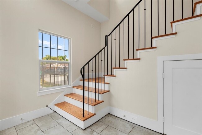 Building Photo - 2002 Lynnfield St