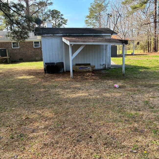Building Photo - 4 Bedroom 3 Bath Home in Winnabow, NC