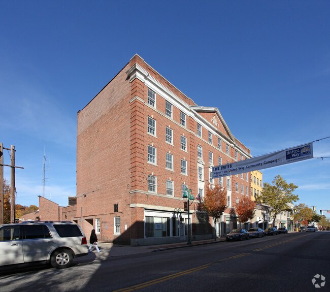 Primary Photo - 819-833 Main St