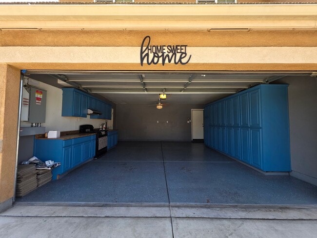 Building Photo - 4 bedroom 3 bathroom in SE Visalia!