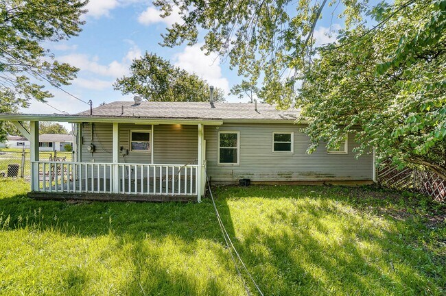 Building Photo - Three Bedroom with Driveway in Dayton!