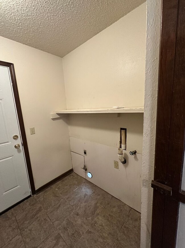 Building Photo - Beautiful duplex in Moore for rent!