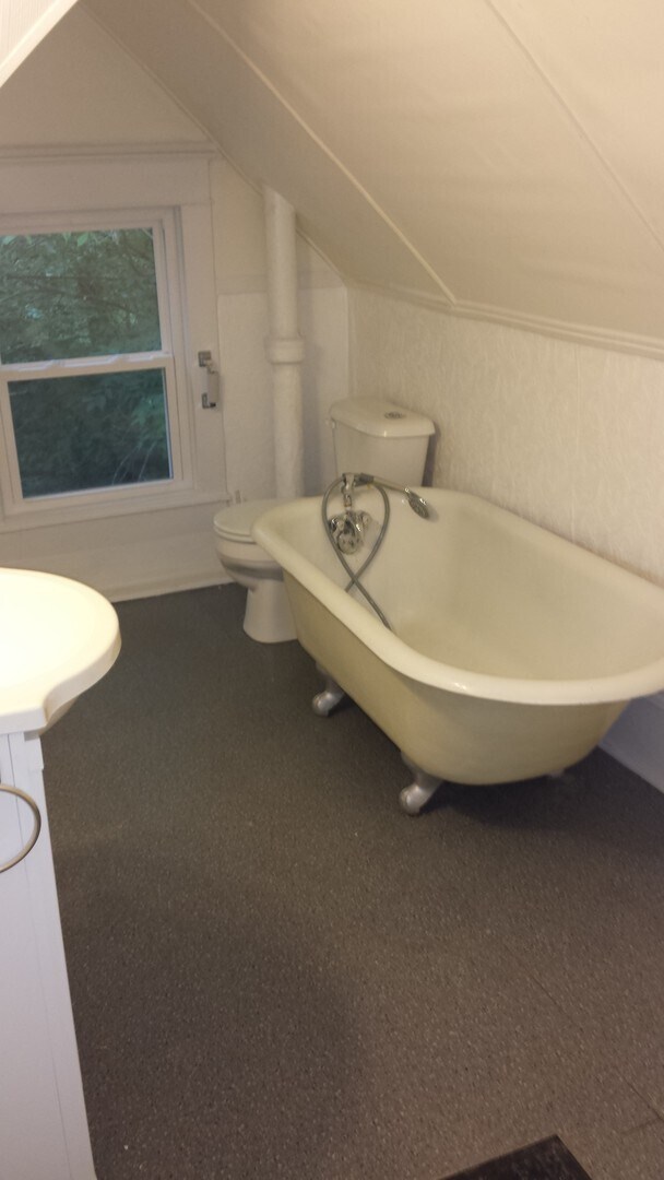 Building Photo - 4 Bedroom House, close to downtown and 3 3 campus's