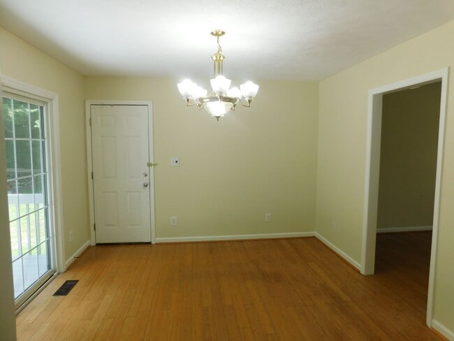 Building Photo - 102 Meadowbrook Dr
