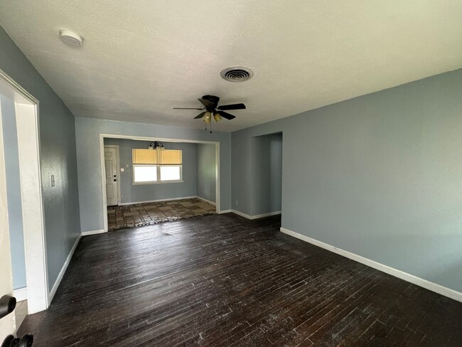 Building Photo - Remodeled 3 bedroom 2 bathroom house! - MO...