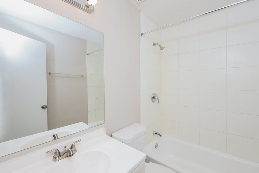 Building Photo - 1338 W Stoneybrook Dr