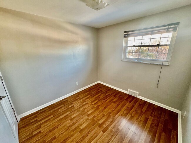 Building Photo - Charming 3 Bed/1.5 Bath Home - Integral Garage, Laundry in Basement - Available NOW in Turtle Creek!