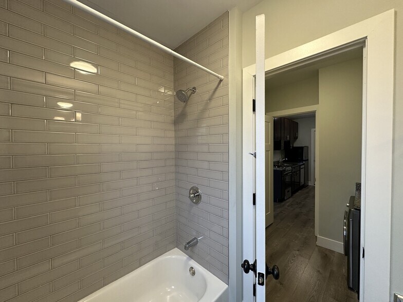 Building Photo - 712 W Brompton Ave