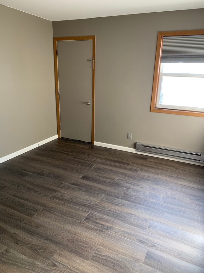 Building Photo - Iowa Ave