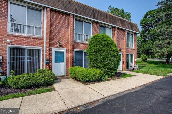 Building Photo - 204 Saratoga Ct