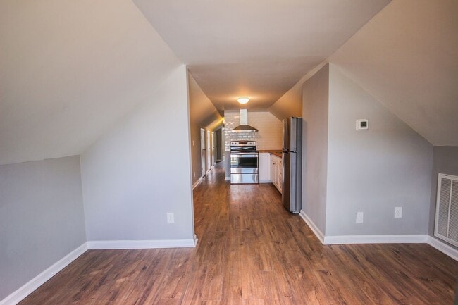Building Photo - 2 Bedroom in the Heart of Highland Park! Parking included!