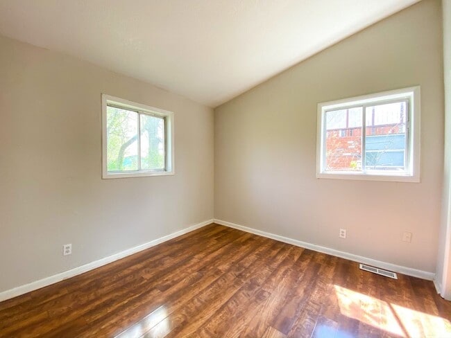 Building Photo - Spacious 3 Bedroom with Updated Kitchen