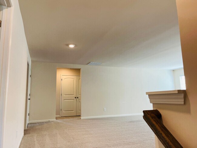 Building Photo - WOW! 5 bedrooms, 4.5 baths with a guest be...