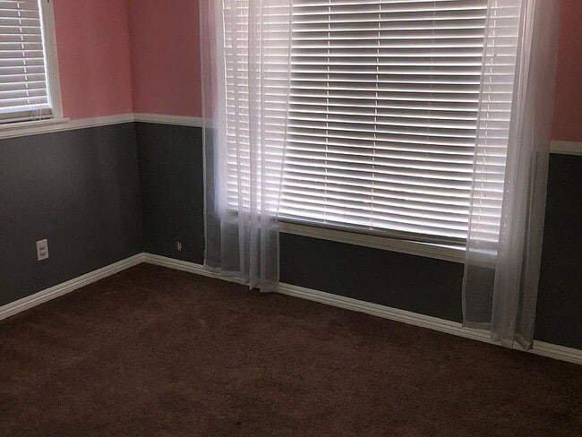 Building Photo - "Charming 3-Bed Gem with Granite & Hardwoo...