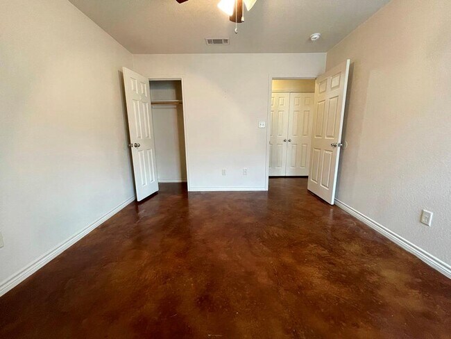 Building Photo - 207 B Andy Ln