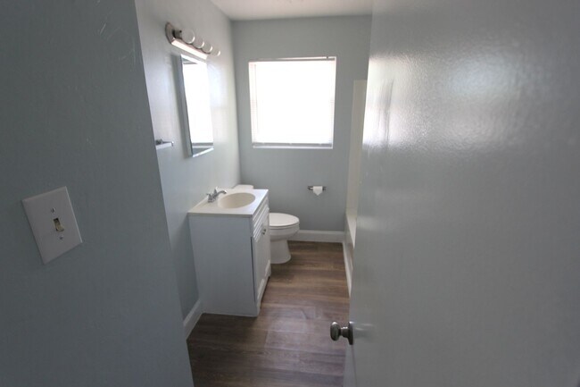 Building Photo - 2071 Fernwood Cir