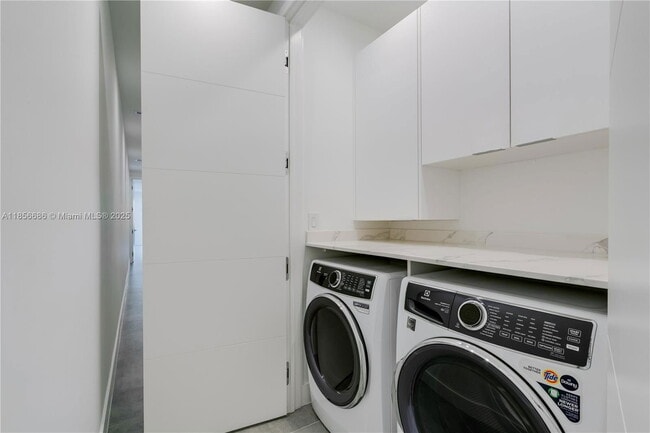 Building Photo - 2842 SW 32nd Ct