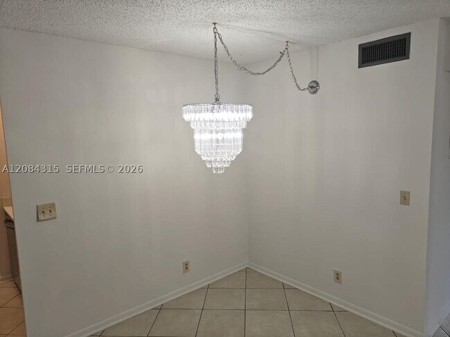 Building Photo - 10228 Twin Lakes Dr