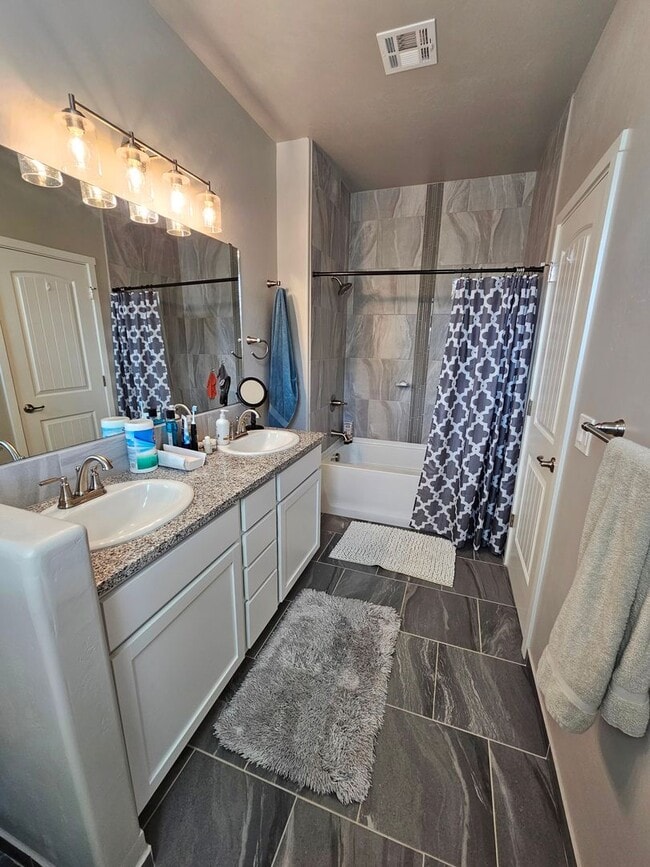Building Photo - 2022 Home with Split Bedroom Layout & Beau...