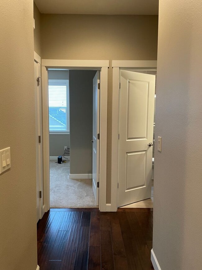 Building Photo - LUXURY 4 BD TOWNHOME! GATED PARKER VILLAGE...