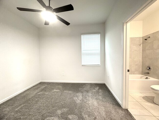 Building Photo - Like New - Large 4/4 Single Story Home wit...