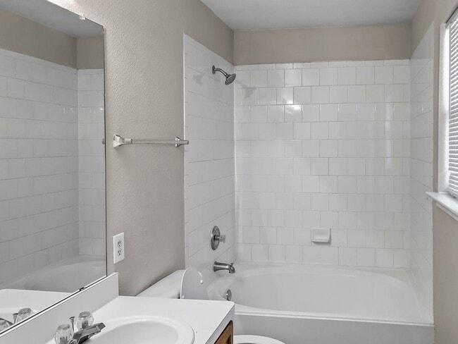 Building Photo - Charming 4 Bedroom Two Story Home in Ft. W...