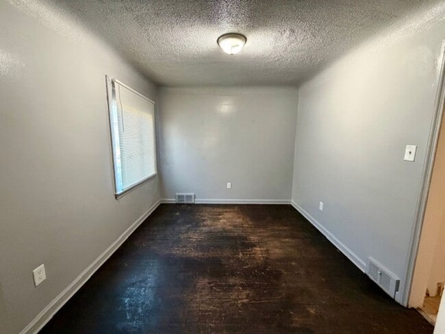 Building Photo - 3 Bedroom 1 1/2 Welcome Section 8