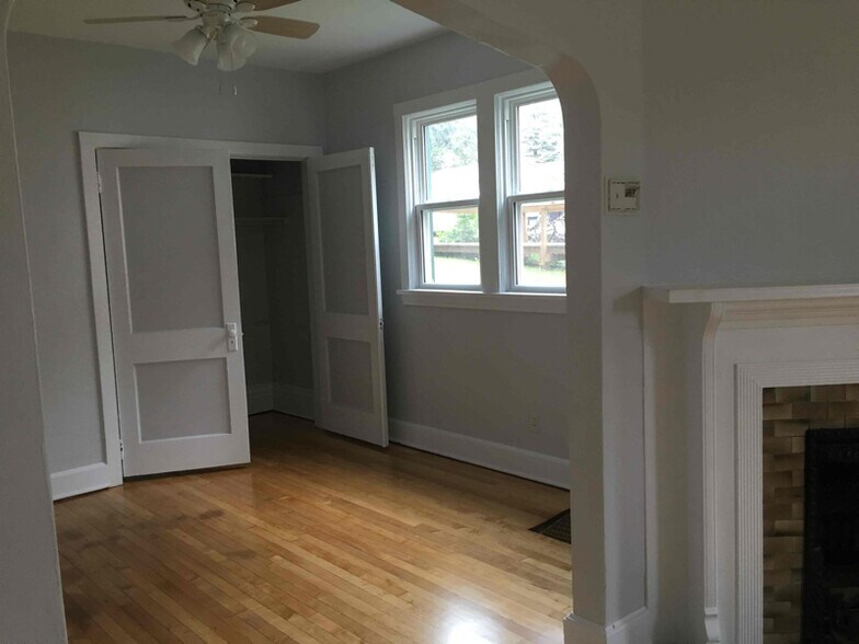 Building Photo - 1207 E 4th St