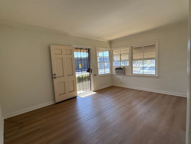 Building Photo - 321 - 1221-1223 West Ramona LLC