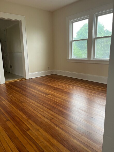 Liv Rm - 63 Raymond St