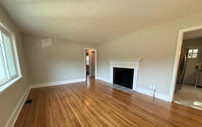 Building Photo - 3427 Eastway Dr