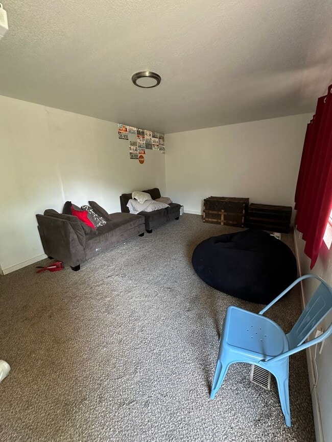 Building Photo - Charming basement apartment