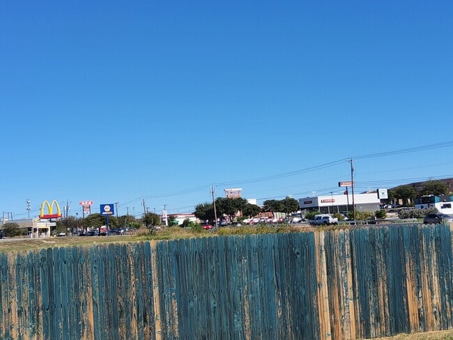 Building Photo - 5802 Rolling Gln