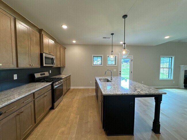 Building Photo - 5 Bedroom 3 Bathroom House