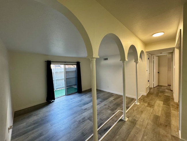 Building Photo - 170 De Chantle Rd